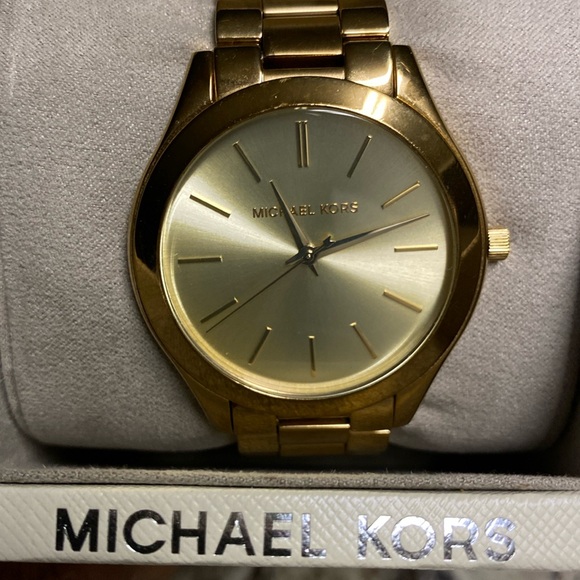 Michael Kors MK 3179 Slim Runway Goldtone SS Oversized Unisex Analog Wristwatch. - Picture 3 of 16
